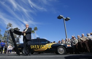 Joe Arpaio pudiera enfrentar multas civiles y una posible causa criminal de desacato que le expondría a prisión. Foto: AP