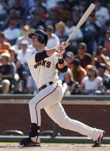 Buster Posey, de los Gigantes, conecta un jonrón de tres carreras ante los Diamondbacks de Arizona. Foto: AP