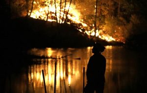 Los incendios han destruido centenares de casas y han provado el desplazamiento de más de 23 mil personas. Foto: AP