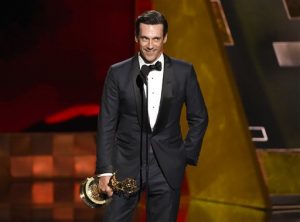 Jon Hamm recibe el premio al mejor actor de drama por su papel en “Mad Men”. Foto: AP