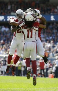 El wide receiver de los Cardinals de Arizona, Larry Fitzgerald (11) celebra una recepción de touchdown con el running back Chris Johnson (23) y el offensive tackle, Earl Watford, en la segunda mitad del juego ante los Bears de Chicago el domingo 20 de septiembre de 2015 en Chicago. (Foto AP/Michael Conroy)