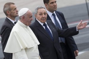 El presidente cubano Raúl Castro escolta al papa Francisco a su arribo al aeropuerto de La Habana, Cuba. Foto: AP