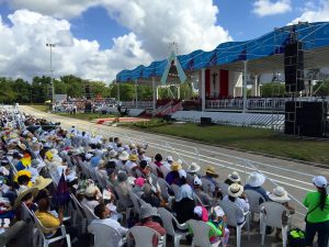 En la primera visita de un Papa a la ciudad de Holguín, al suroeste de Cuba, Francisco llamó a miles de fieles a seguir a Jesús superando los propios preconceptos y las resistencias al cambio. Foto: Notimex