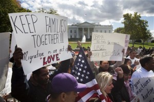 ARCHIVO - En esta imagen del 7 de noviembre de 2014m numerosas personas piden una reforma integral de las leyes de inmigraci´pn frente a la Casa Blanca en Washington. Republicanos conservadores quieren incorporar proyectos de ley de gastos a su batalla con el presidente Barack Obama sobre sus planeadas medidas ejecutivas en materia de inmigración, lo que hace recordar el cierre del gobierno federal el año pasado en el debate sobre la ley de servicios médicos asequibles. (Foto AP/Jacquelyn Martin, Archivo)