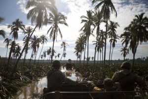 Un convoy de soldados intentan llegar a uno de los poblados afectados en Jalisco. Foto: AP