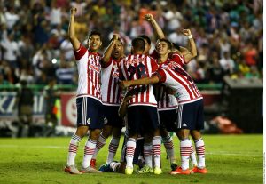 El capitán del Rebaño, Omar Bravo, se encargó de levantar el trofeo que les otorga medio boleto a la Copa Libertadores. Foto: AR