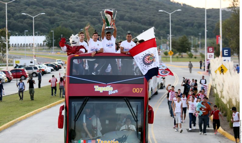 Pasean Chivas con su Copa