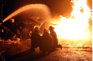 La explosión de la pipa en Tlanepantla provocó daños en un radio de unos 100 metros, lo que afectó casas, vehículos, anuncios espectaculares y comercios. Foto: Agencia Reforma