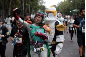 Sobre Paseo de la Reforma corrieron cientos de atletas disfrazados como los personajes de la saga Stars Wars. Foto: AR