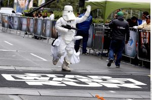 La Carrera Stars Wars reunió ayer a unos 15 mil participantes quienes pudieron elegir inscribirse en el grupo imperial o en el de los rebeldes. Foto: AR