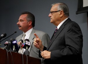 Joe Arpaio y Mike Zullo, principal investigador de una fuerza especial del mismo condado para casos congelados, hablan en una conferencia de prensa en Phoenix. Foto: Archivo AP