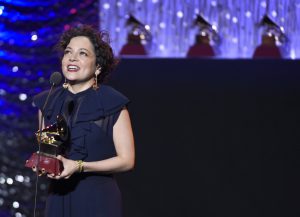 Natalia Lafourcade recibe el premio al mejor álbum de música alternativa en la 16a entrega de los Latin Grammy. Foto: AP