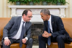 El encuentro privado entre los dos líderes tuvo lugar en la Oficina Oval y busca poner de relieve la amistad y solidaridad entre los pueblos de Francis y Estados Unidos. Foto: AP