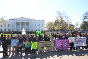 Decenas de inmigrantes se manifestaron este viernes ante la Casa Blanca,  para marcar el primer aniversario de las órdenes ejecutivas de alivio migratorio, anunciadas por el presidente Barack Obama en favor de unos 5 millones de inmigrantes indocumentados.  Foto: Notimex