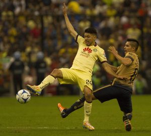 El equipo de las Águilas del América y Pumas de la UNAM, empataron a un gol, en la fecha 17 del Torneo Apertura 2015 de la Liga MX, celebrado en el estadio Azteca. Foto: Notimex