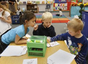 Los niños aprenden a resolver problemas, a pensar creativamente y a relacionarse con otros a través del juego. Foto: AP