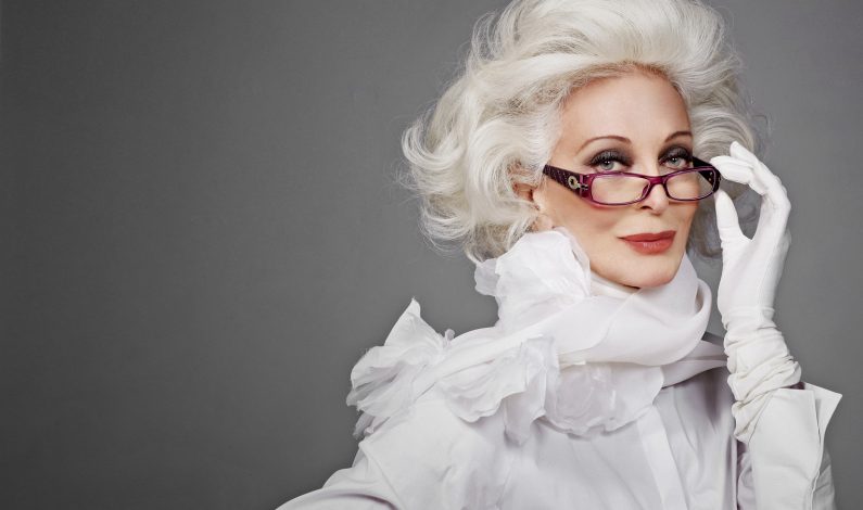 Modela Carmen Dell’Orefice sus 84 con orgullo