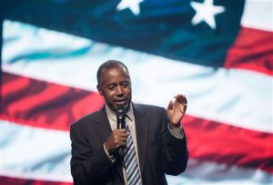 El precandidato presidencial republicano Ben Carson habla durante una ceremonia religiosa el pasado octubre. Foto: AP