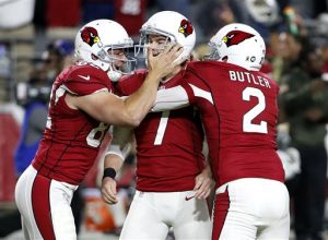 El pateador de los Cardinals de Arizona, Chandler Catanzaro, es felicitado por sus compañeros tras convertir el gol de campo que significó la victoria sobre los Bengals. Foto: AP