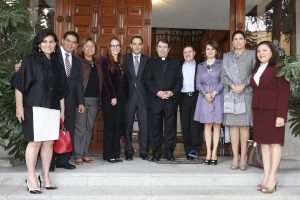 Una delegación de senadores encabezada por el presidente de la Mesa Directiva, Roberto Gil Zuarth entregó oficialmente al Nuncio Apostólico en México, Christophe Pierre, la invitación y el acuerdo firmado por todos los grupos políticos para que el Papa Francisco asista al Senado de la República, en el marco de su visita pastoral al país. Foto: Notimex 