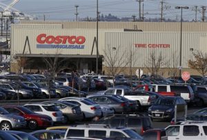 Autoridades de salubridad dicen que la ensalada de pollo de Costco se relacionó con brotes de E. Coli en siete estados. (Foto AP/Ted S. Warren