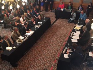 Durante la reunión el gobernador pidió a los legisladores que se apoye con recursos el nuevo cuerpo de seguridad fronteriza integrado por policías estatales. Foto: Tomada del Twitter de Doug Ducey