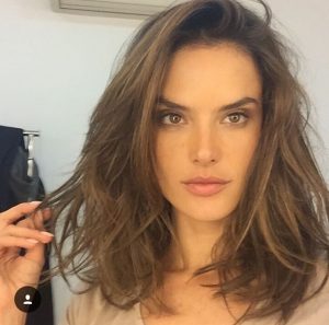 La modelo Alessandra Ambrosio  apostó por un bob con movimiento. Foto: Instagram