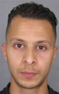 Esta foto sin fecha proveída por la policía francesa muestra a Salah Abdeslam, de 26 añods, que es buscado por las autoridades en conexión con los ataques terroristas. Foto: AP