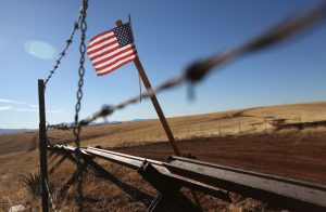 los seis migrantes eran acompañados por dos traficantes, que también fueron detenidos. Foto: AP 