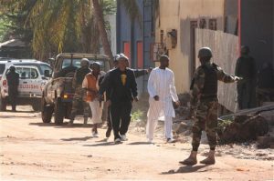 Personal de seguridad escolta a personas que huyen del hotel Radisson Blu en Bamako,  Mali, el viernes. Foto: AP