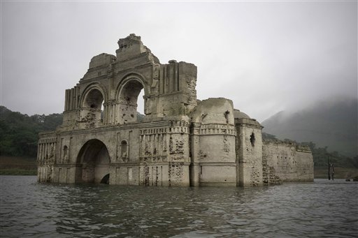 Iglesia resurge de las aguas en México