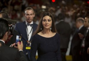 La actriz Monica Bellucci desfila por la alfombra roja. Foto: AP