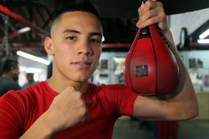 Óscar Valdez  Óscar Valdez hizo realidad su sueño con más facilidad de lo que esperaba, pues salió decidido a todo y noqueó en el segundo round al argentino Matías Rueda, además de quitarle el invicto y así proclamarse campeón pluma de la OMB.