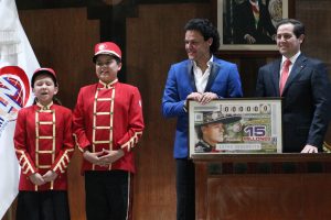 Pedro Fernández agradeció el reconocimiento que le hizo la Lotería Nacional. Foto: Mixed Voces