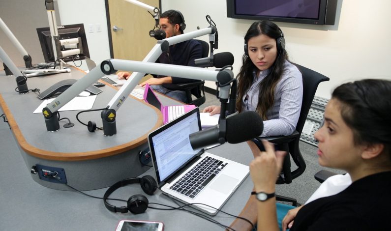 Estudiantes de ASU estrenan programa de radio en español