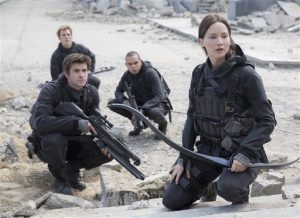 Liam Hemsworth como Gale Hawthorne, Sam Claflin como Finnick Odair, Evan Ross como Messalla y Jennifer Lawrence como Katniss Everdeen en una escena de “Los juegos del hambre: Sinsajo Parte 2”. Foto: AP