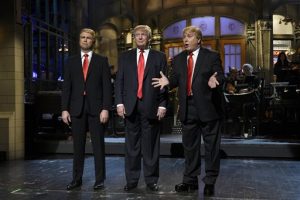 De izquierda a derecha Taran Killam, el candidato presidencial republicano y anfitrión invitado Donald Trump y Darrell Hammond durante la emisión del programa de comedia "Saturday Night Live". Foto: AP