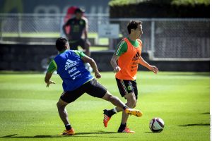 Andrés Guardado, futbolista del PSV de Holanda (der.), asistió al primer entrenamiento del Tri en la era Juan Carlos Osorio. Foto: Agencia Reforma