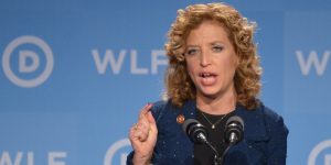 "Necesitamos hacer un estudio a profundidad sobre qué cambios estructurales debemos aplicar a nivel nacional a fin de resolver una amplia gama de problemas", declaró Wasserman Schultz. Foto: Facebook