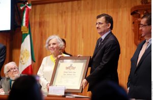 En la entrega estuvo presente el escritor Fernando del Paso, quien leyó unas palabras en honor a Elena Poniatowska. Foto: AR