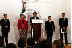 El Secretario de Gobernación, Miguel Ángel Osorio Chong (centro), informó que los diálogos sobre la mariguana constarán de 5 foros regionales, así como una consulta internacional. Foto: AR