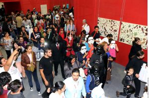 Un grupo de seguidores locales de La Fuerza se reunieron afuera del Área Internacional de la Feria Internacional del Libro. Foto: AR