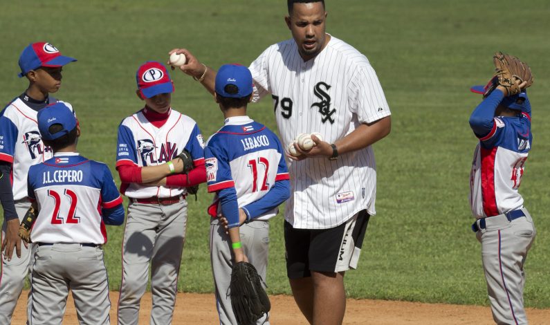 Ídolos de Grandes Ligas fascinan a niños cubanos