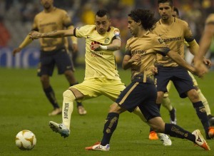 Pumas de la UNAM aprovechó las dos expulsiones que sufrió América para golearlo 3-0, en la ida de las semifinales del Torneo Apertura 2015 de la Liga MX. Foto: Notimex