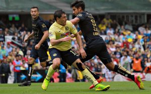 Ciudad de México, 30 de agosto de 2014. Pablo Aguilar (Ame) y Eduardo Herrera (Pum) durante el partido correspondiente a la Jornada 7 del torneo Apertura 2014 de la Liga Bancomer MX, entre los Pumas de la UNAM y las Águilas del América, celebrado en el Estadio Azteca. Foto: Imago7/Ernesto Pérez M.