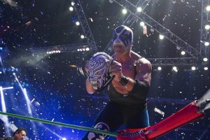 La leyenda de Atlantis continuará en 2016 en el CMLL luego de vencer a La Sombra en la pelea estelar del 82 aniversario del Consejo Mundial de Lucha Libre. Foto: Notimex 