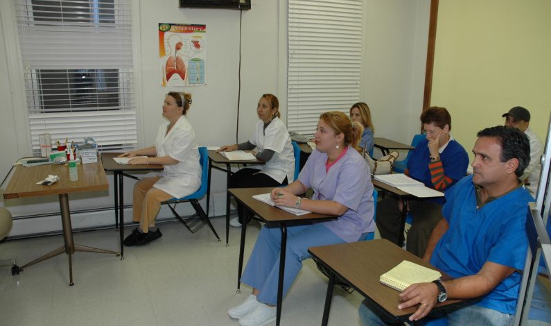 Promueven clases de asistente médico en español