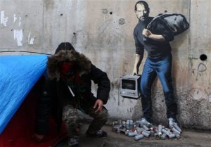 Un mural del artista grafitero Banksy en el campamento de refugiados de Calais. Foto: AP