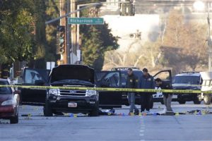 Las autoridades investigan el lugar donde se llevó a cabo una balacera entre la policía y dos sospechosos. Foto: AP