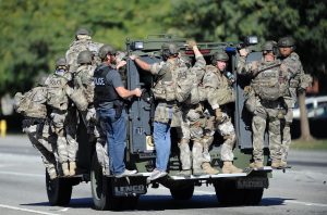 Un vehículo transporta a fuerzas especiales de la policía cerca del lugar de un tiroteo masivo en San Bernardino, California el miércoles 2 de diciembre de 2015. La policía respondió al reporte de que un agresor activo estaba en el centro de servicios sociales. Foto: AP